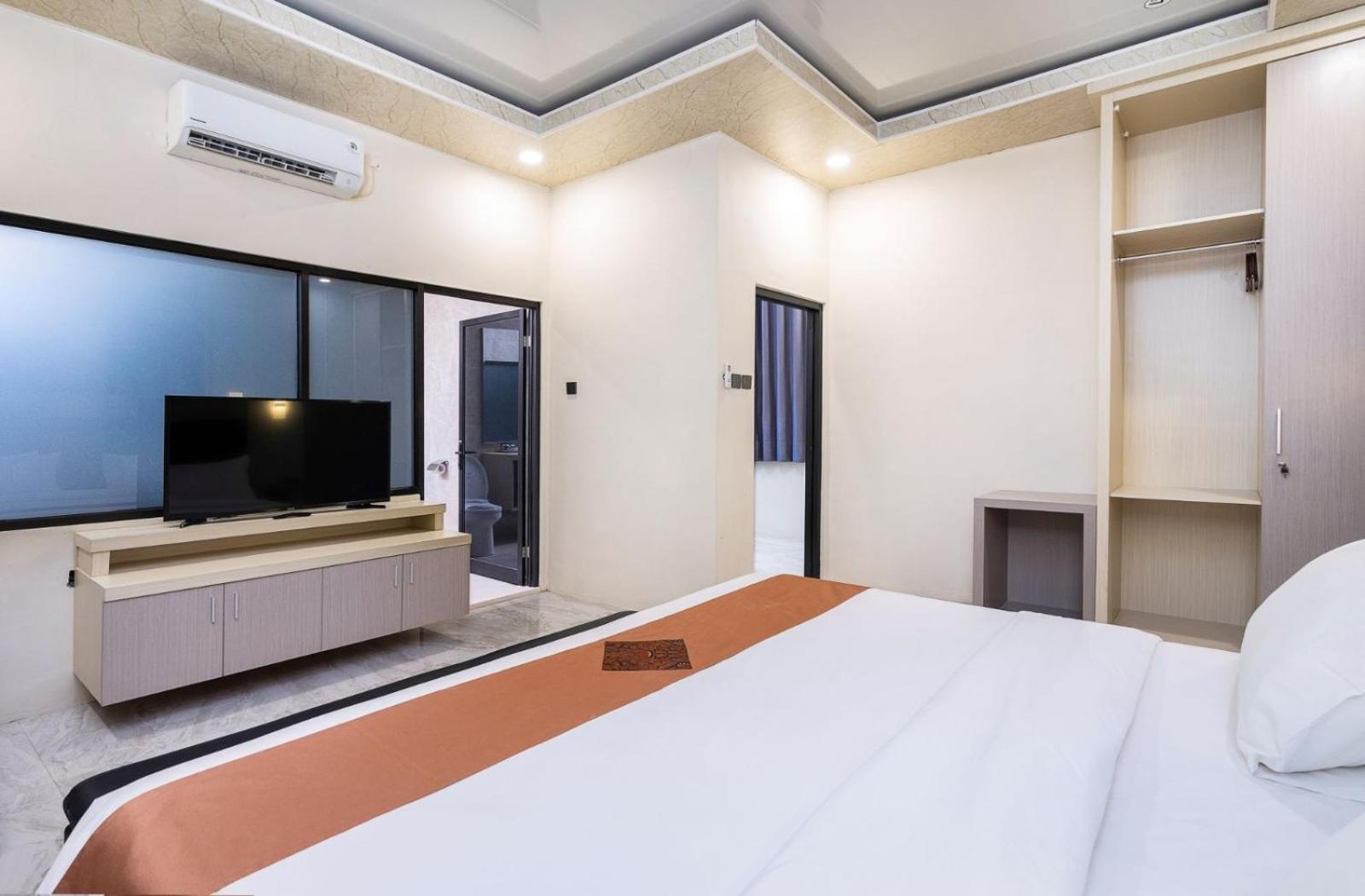 Grand Valonia Hotel Jember Exterior photo