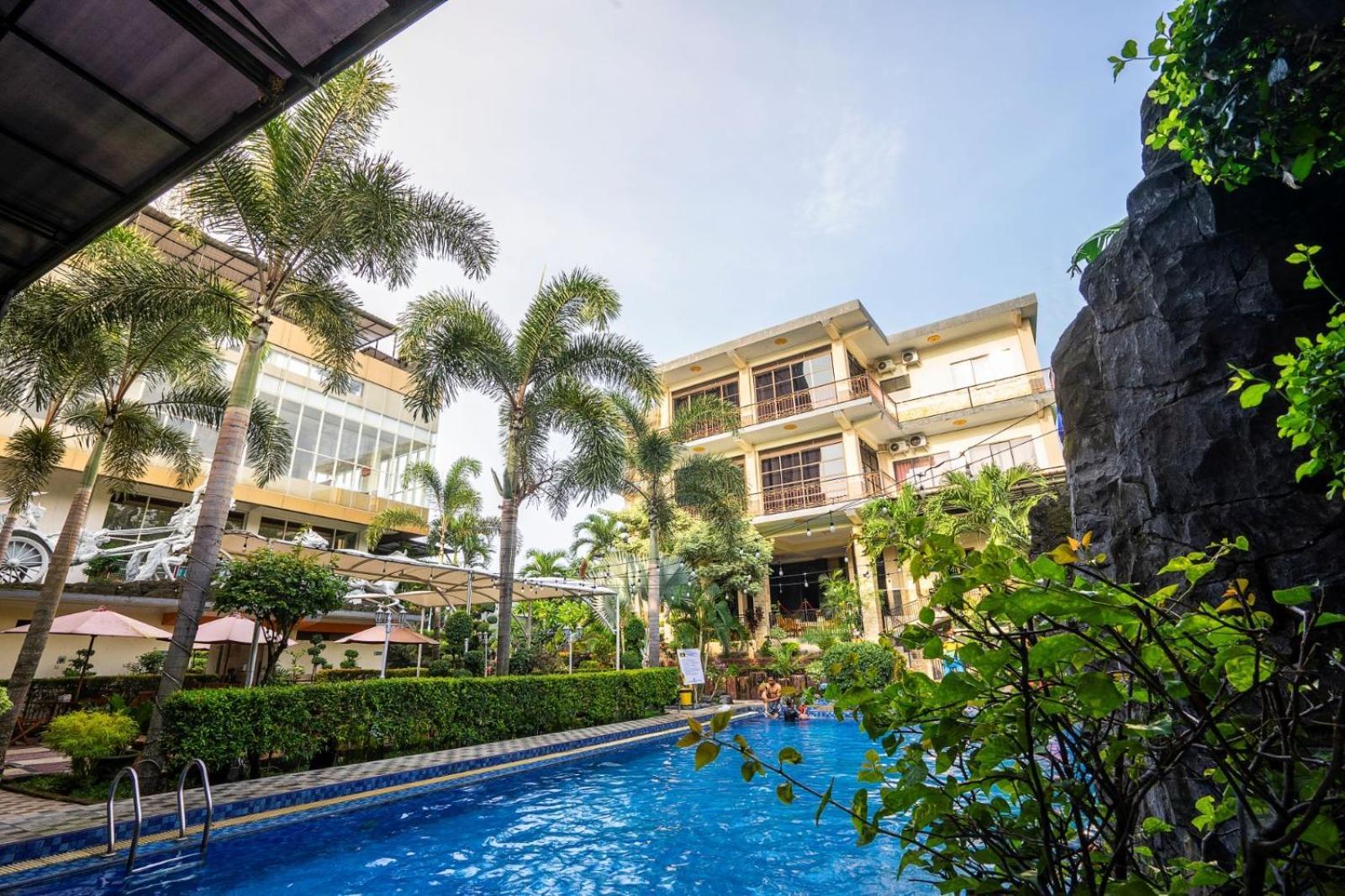Grand Valonia Hotel Jember Exterior photo